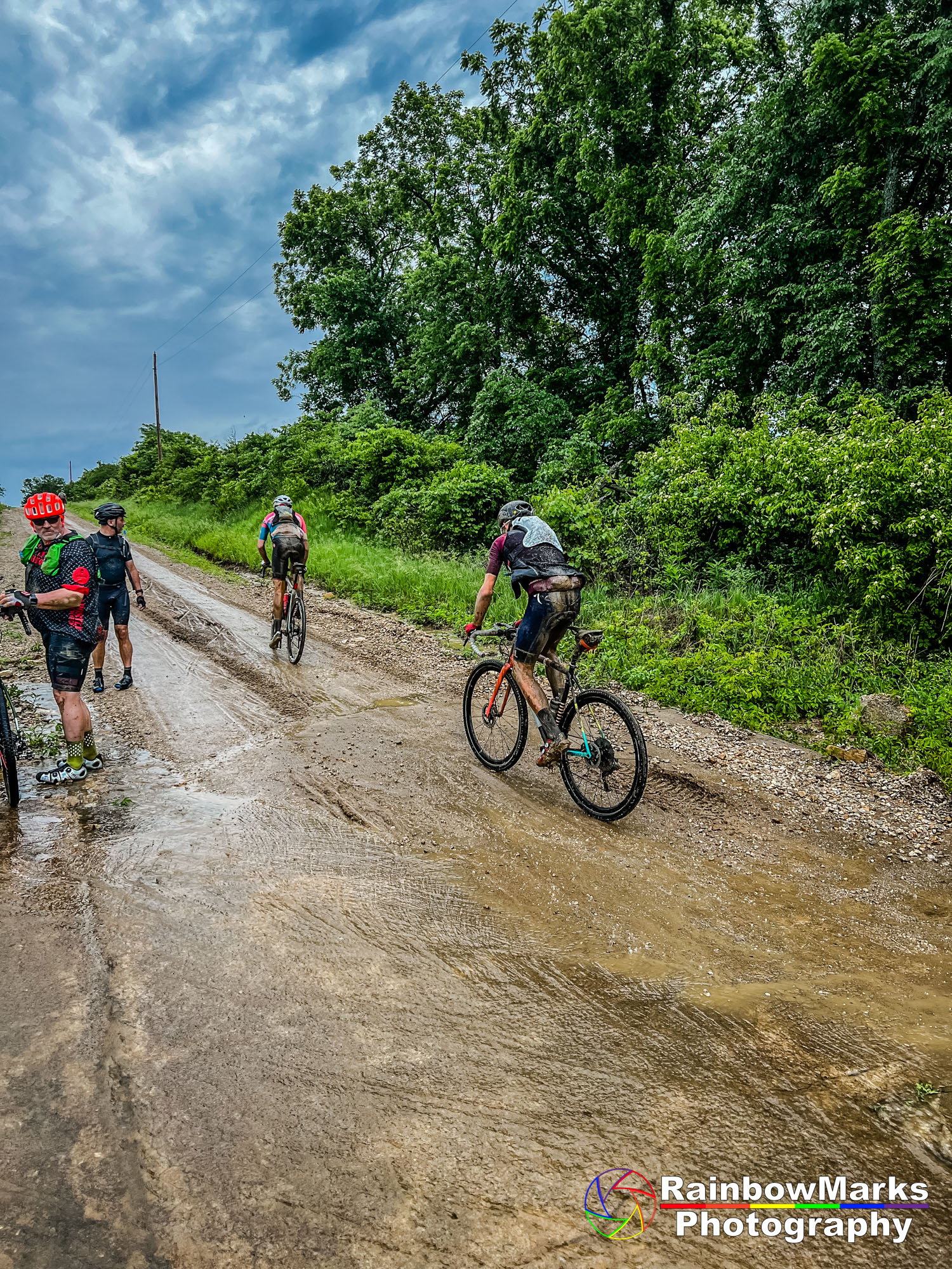 200 Mile Leaders coming through 